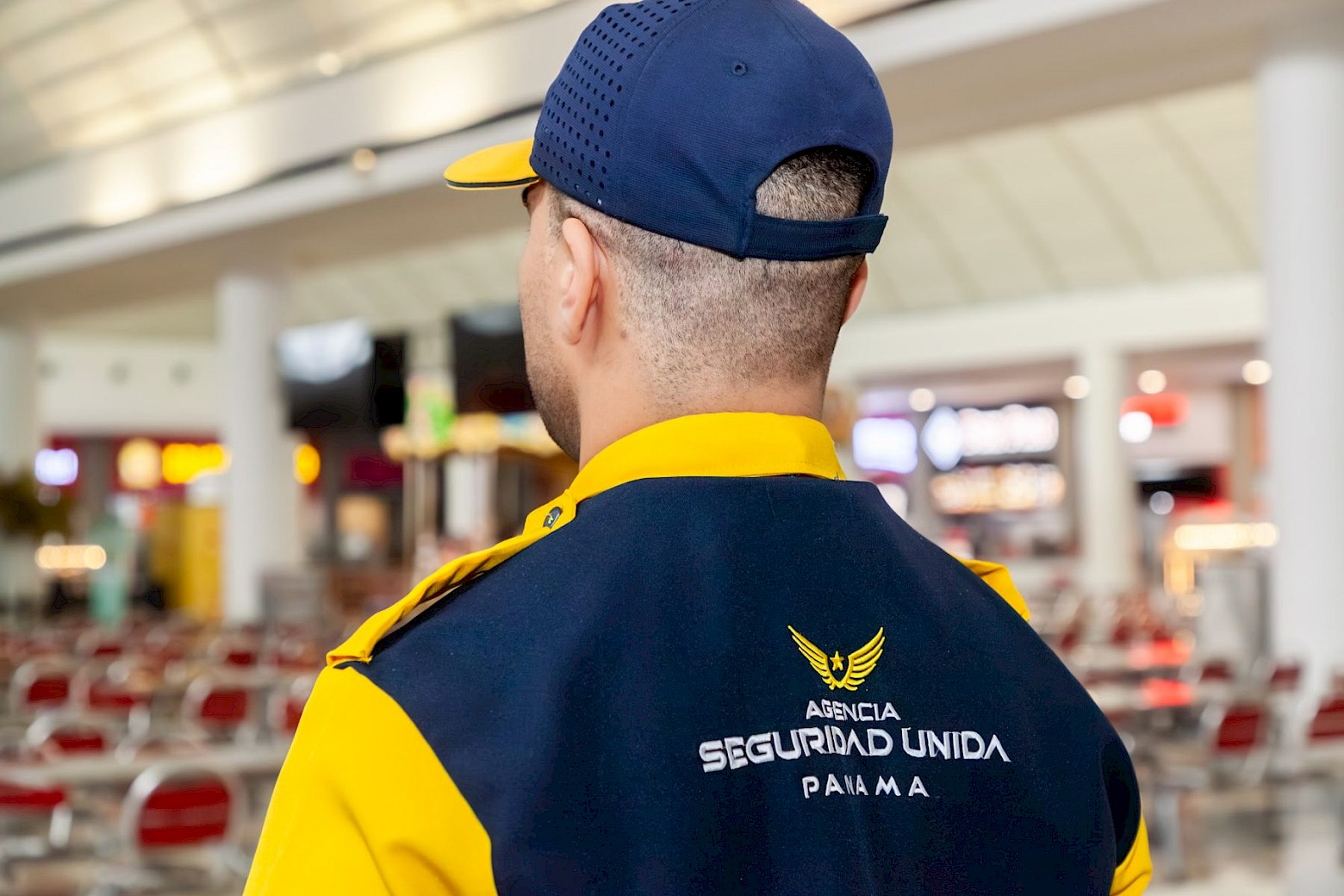 Agente de ASUSA vigilando el centro comercial